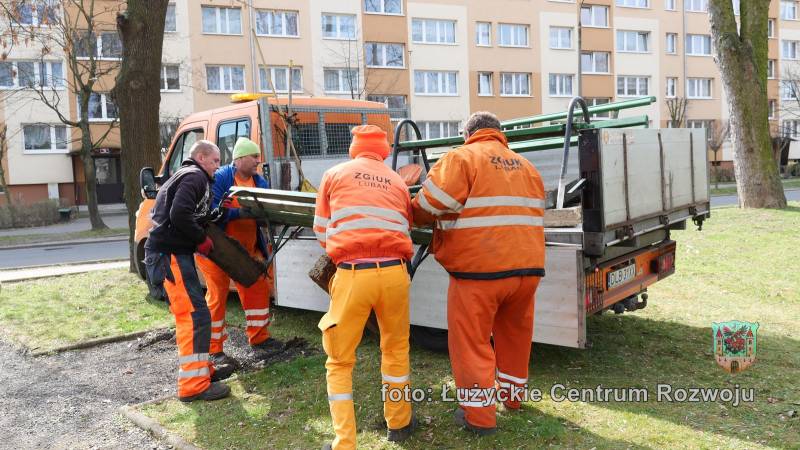 Pracownicy ZGiUK ładują ławkę na pakę samochodu